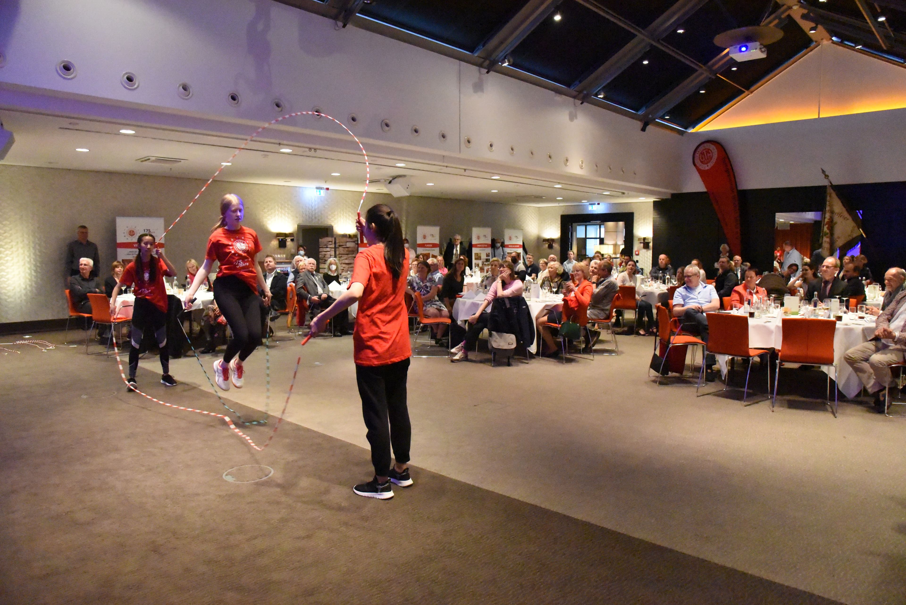 Festakt: Auftritt Rope Skipping
