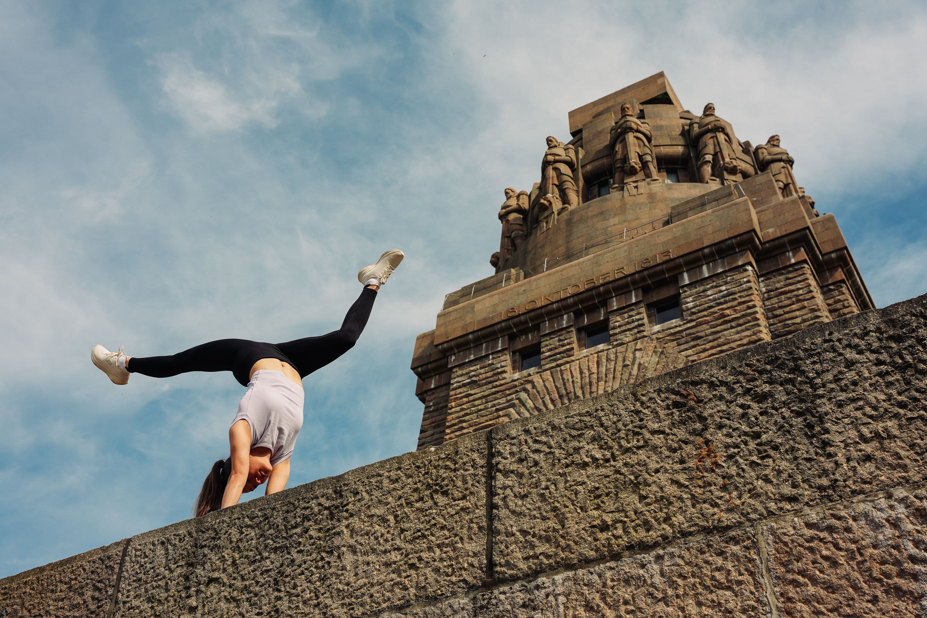 Turnerin vor dem Völkerschlachtsdenkmal in Leipzig